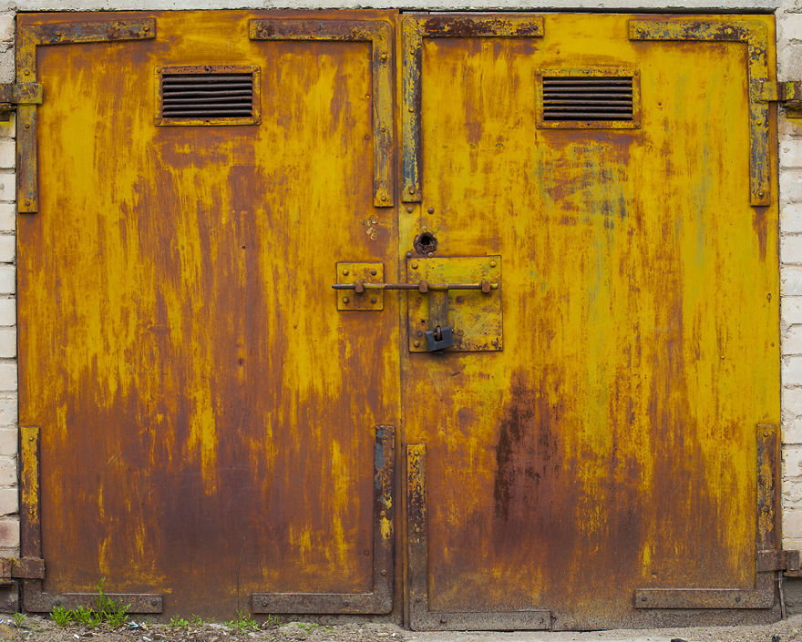 I Photographed The Most Colorful Old Garage Doors Of Lithuania