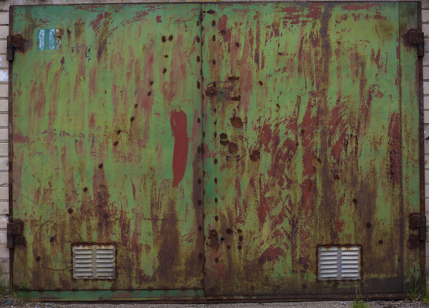 I Photographed The Most Colorful Old Garage Doors Of Lithuania
