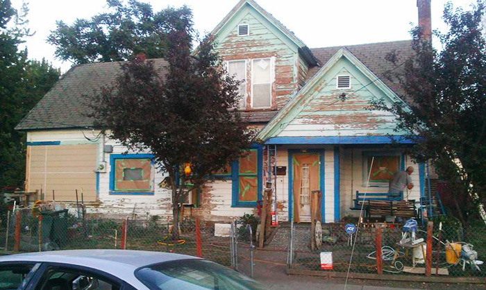 Guy Accidentally Heard Teens Making Fun Of 75-Year-Old Man’s House, So This Is What He Did