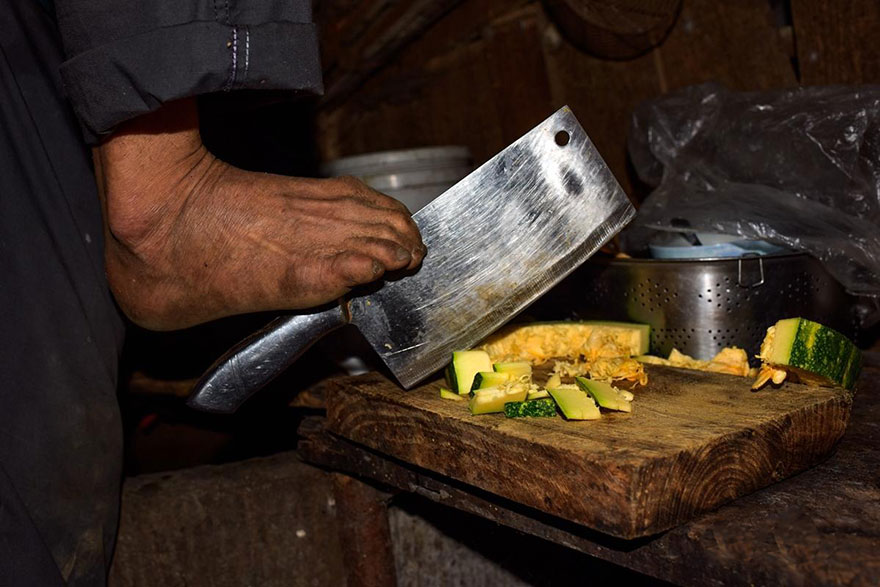 lost-arms-man-feed-sick-mother-teeth-chen-xinyin-15 lost-arms-man-feed-sick-mother-teeth-chen-xinyin-15