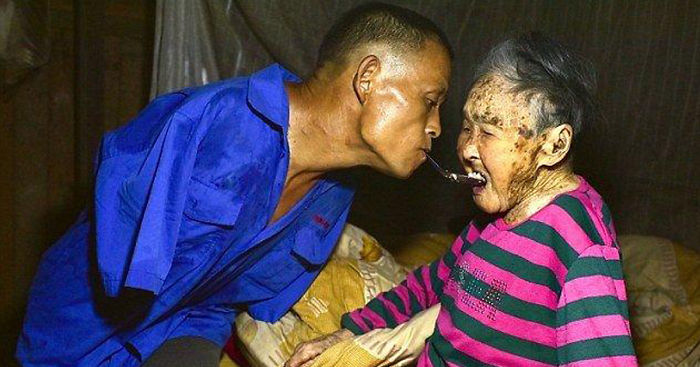 Son With No Arms Spoon-Feeds His Paralyzed Mom Using His Teeth