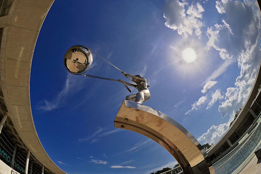 mother-nature-force-sculpture-lorenzo-quinn-13 mother-nature-force-sculpture-lorenzo-quinn-13