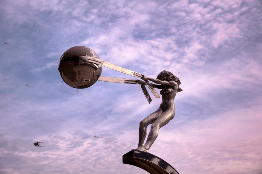 mother-nature-force-sculpture-lorenzo-quinn-14 mother-nature-force-sculpture-lorenzo-quinn-14