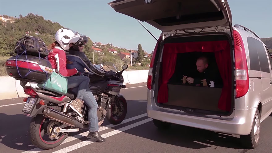 Trunk Theater That Entertains People Stuck In Traffic Jams Trunk Theater That Entertains People Stuck In Traffic Jams