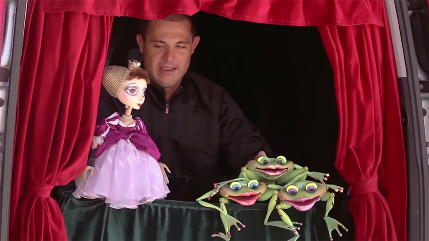 Trunk Theater That Entertains People Stuck In Traffic Jams Trunk Theater That Entertains People Stuck In Traffic Jams