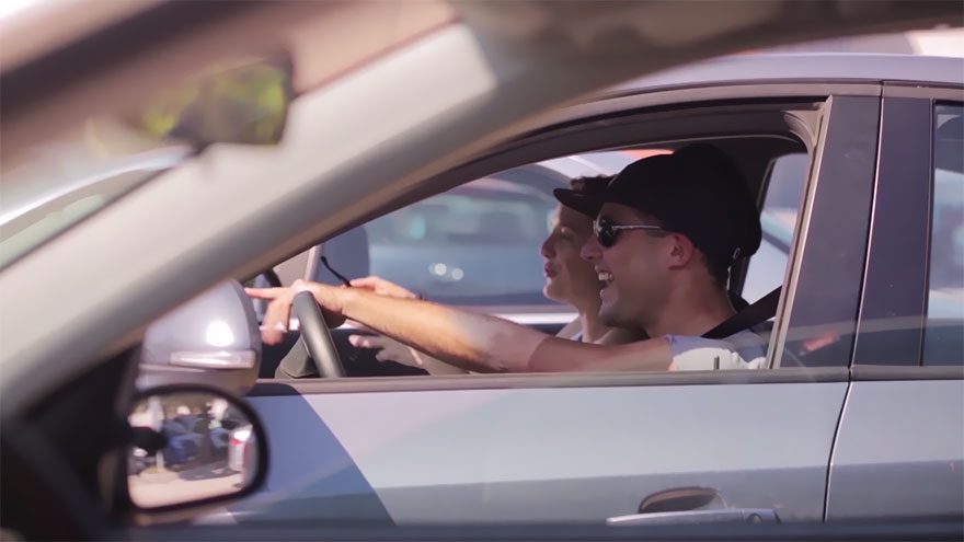 Trunk Theater That Entertains People Stuck In Traffic Jams Trunk Theater That Entertains People Stuck In Traffic Jams