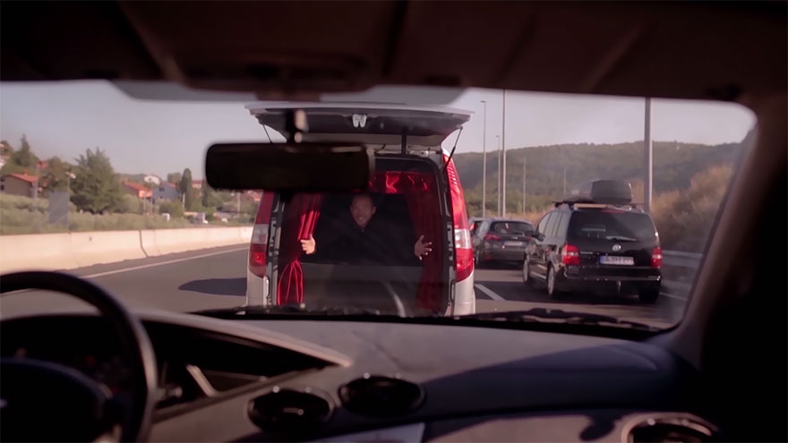 Trunk Theater That Entertains People Stuck In Traffic Jams Trunk Theater That Entertains People Stuck In Traffic Jams