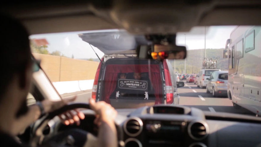 Trunk Theater That Entertains People Stuck In Traffic Jams Trunk Theater That Entertains People Stuck In Traffic Jams