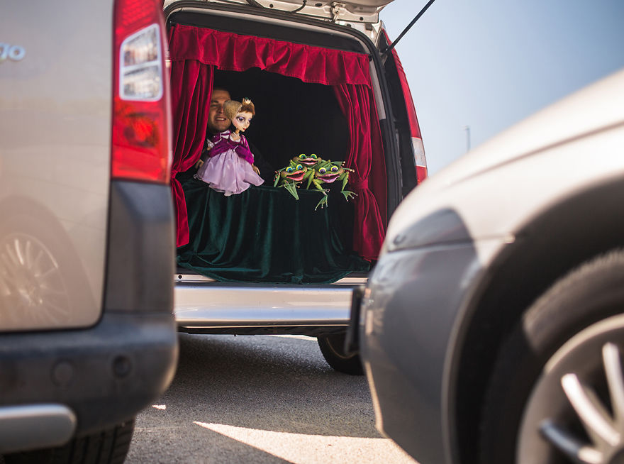 Trunk Theater That Entertains People Stuck In Traffic Jams Trunk Theater That Entertains People Stuck In Traffic Jams