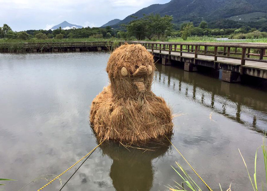 dinosaur-straw-sculptures-wara-art-festival-niigata-japan-12