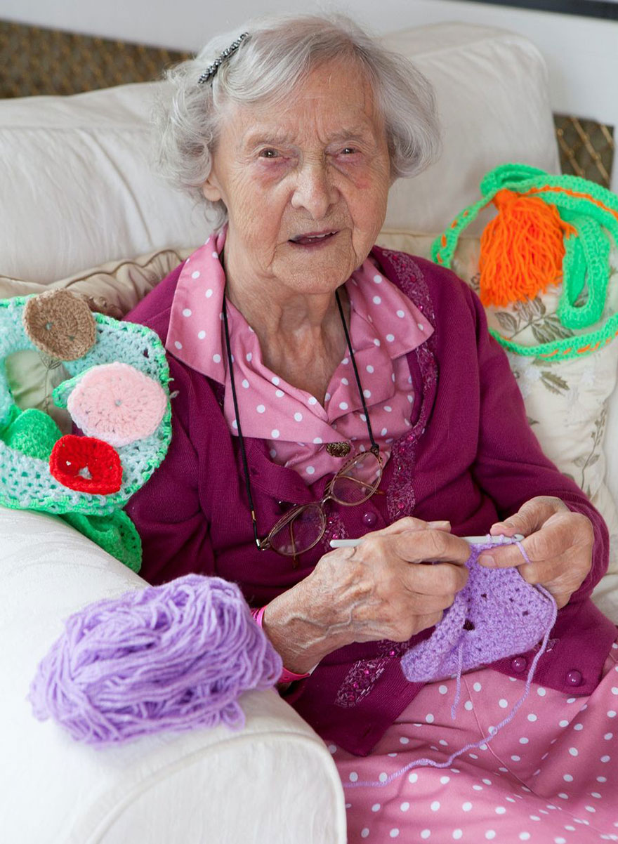 grandmother-yarn-bomb-uk-souter-stormers-knitting-104-year-old-grace-brett-1 grandmother-yarn-bomb-uk-souter-stormers-knitting-104-year-old-grace-brett-1