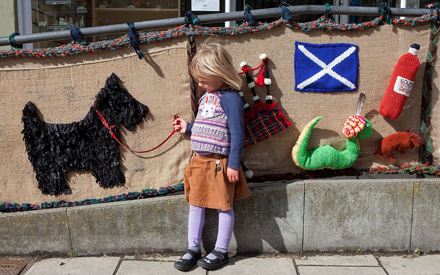grandmother-yarn-bomb-uk-souter-stormers-knitting-104-year-old-grace-brett-4 grandmother-yarn-bomb-uk-souter-stormers-knitting-104-year-old-grace-brett-4