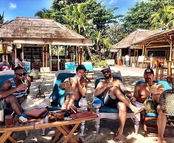 What's Your Sunday Look Like? #mojitobros #drunkinlove #legscrossedlikeaboss