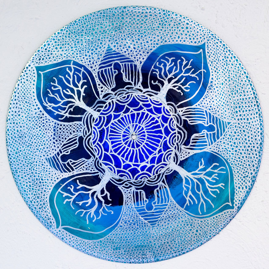 vinyl-record-mandalas-hand-painted-sara-roizen-1 vinyl-record-mandalas-hand-painted-sara-roizen-1