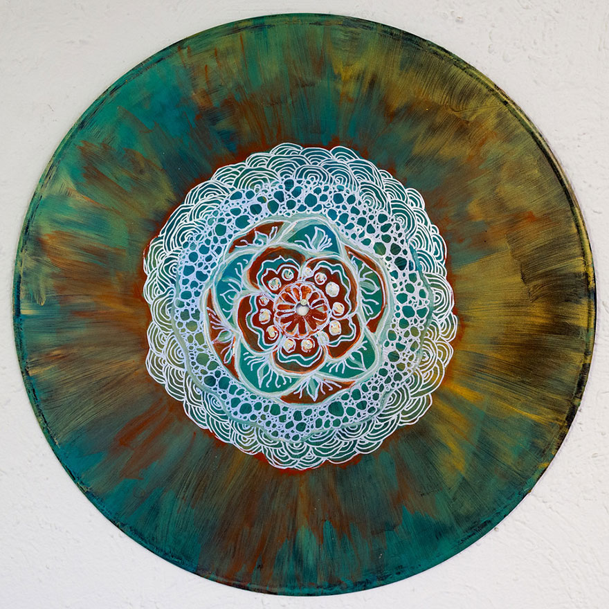vinyl-record-mandalas-hand-painted-sara-roizen-5 vinyl-record-mandalas-hand-painted-sara-roizen-5