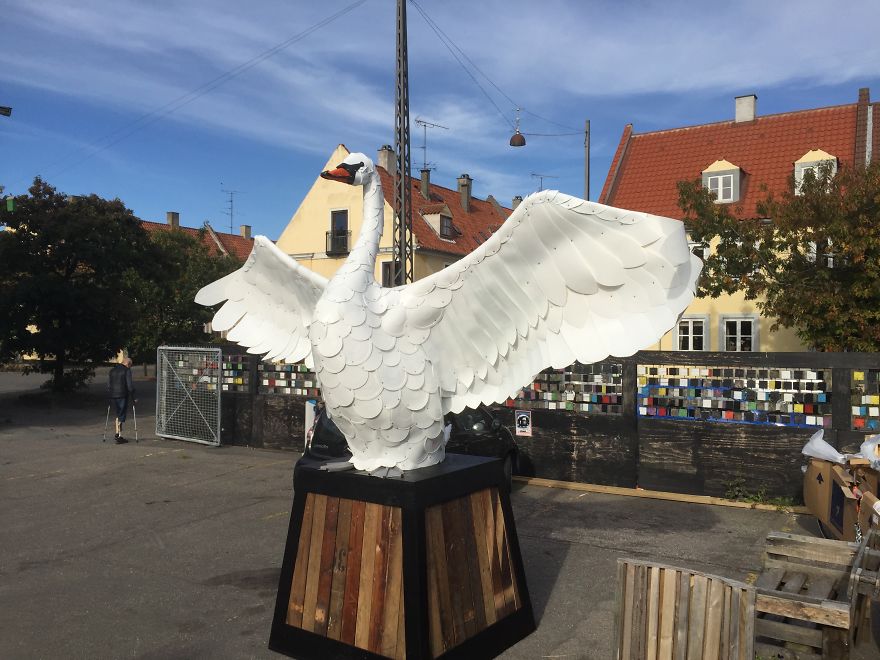 I Created A Swan From 300 Recycled Plastic Buckets To Show Recycling Is Beautiful I Created A Swan From 300 Recycled Plastic Buckets To Show Recycling Is Beautiful