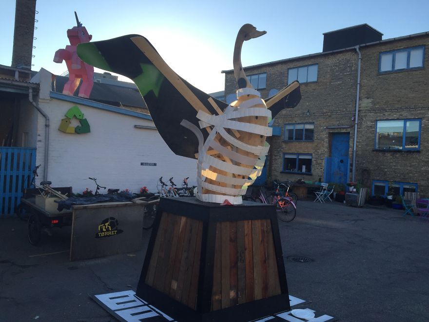 I Created A Swan From 300 Recycled Plastic Buckets To Show Recycling Is Beautiful I Created A Swan From 300 Recycled Plastic Buckets To Show Recycling Is Beautiful