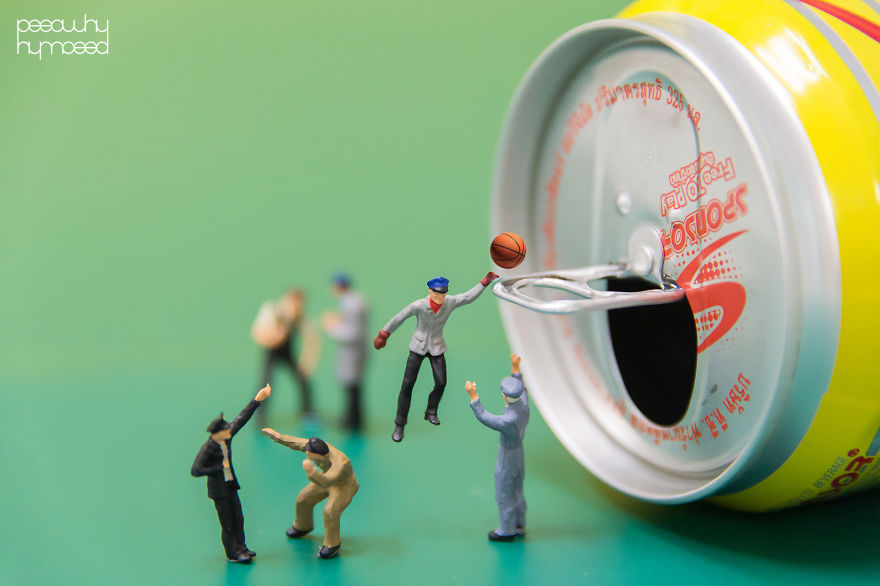 I Capture Miniature People Dealing With Everyday Life Objects