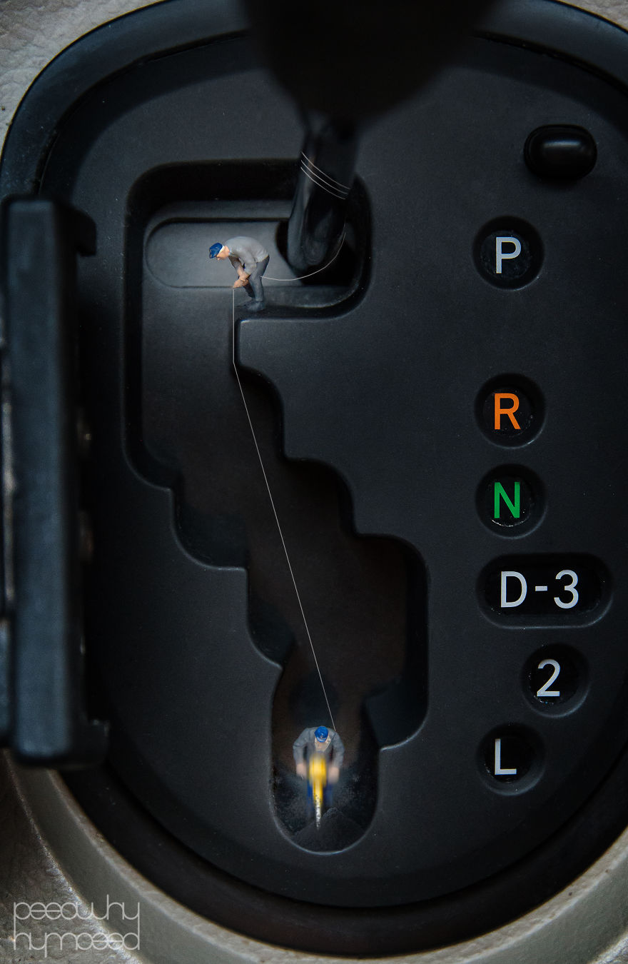 I Capture Miniature People Dealing With Everyday Life Objects