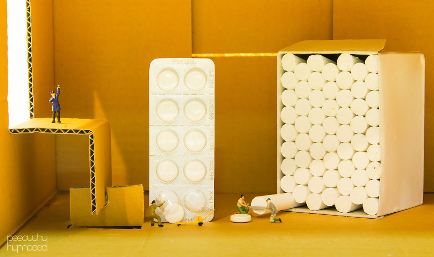 I Capture Miniature People Dealing With Everyday Life Objects I Capture Miniature People Dealing With Everyday Life Objects