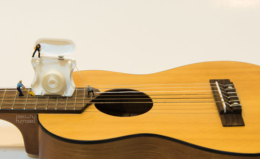 I Capture Miniature People Dealing With Everyday Life Objects