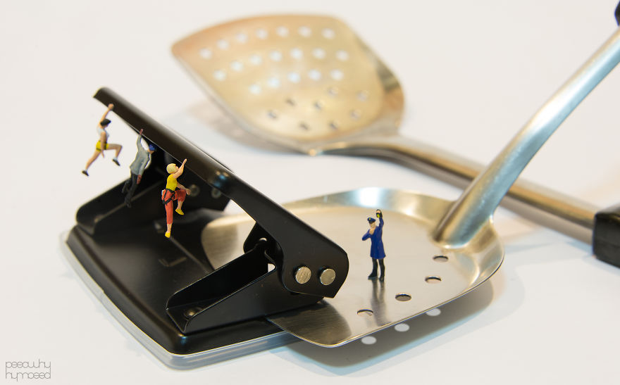 I Capture Miniature People Dealing With Everyday Life Objects
