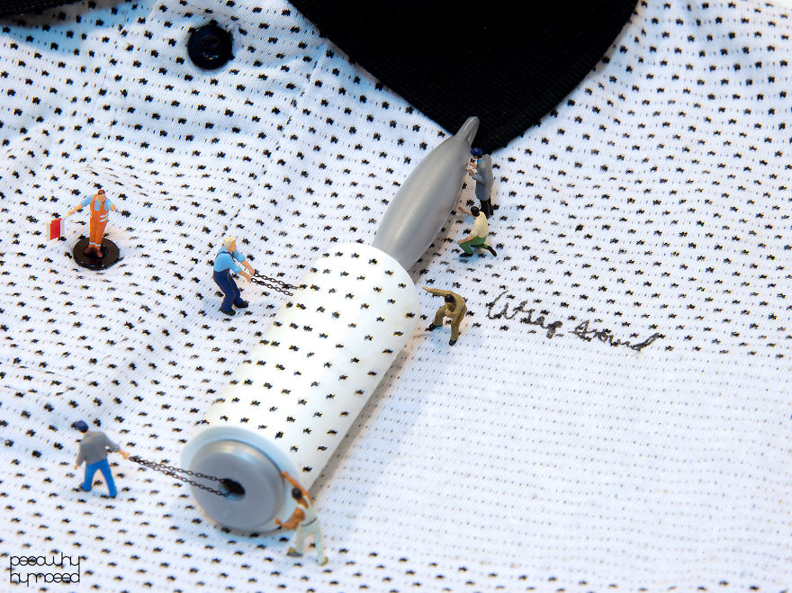 I Capture Miniature People Dealing With Everyday Life Objects I Capture Miniature People Dealing With Everyday Life Objects