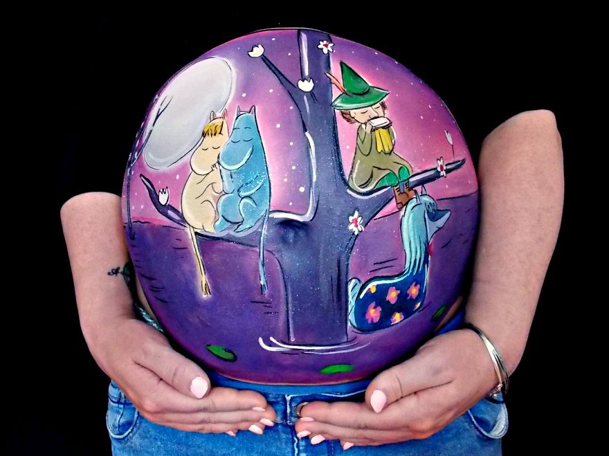 Dad-To-Be Proposes To His Pregnant Girlfriend With Baby Bump Painting That Was Revealed In The Mirror