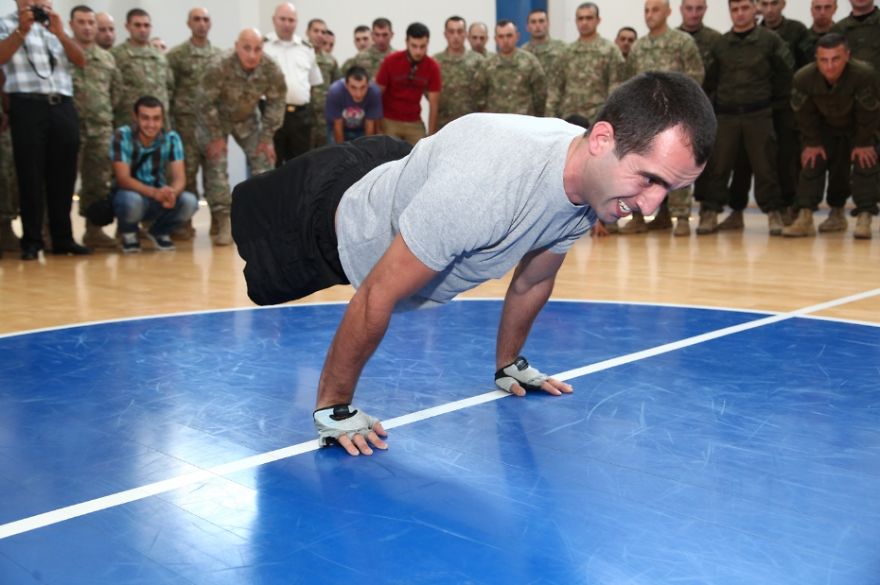 Inspiring Story Of A Double Amputee Soldier Who Doesn't Let The Injury Stand In His Way