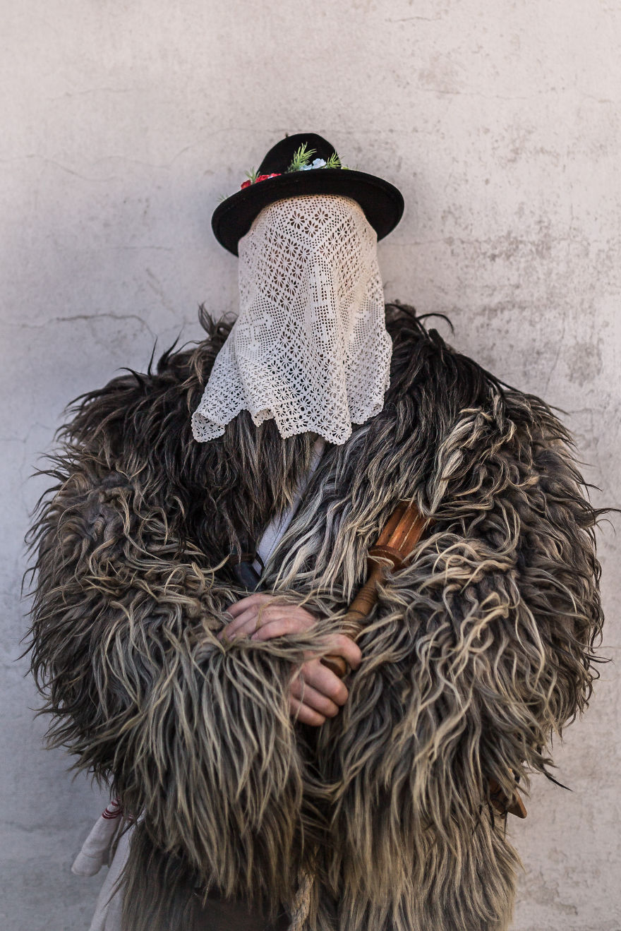 Creepy And Playful Days Of The Bus&oacute;