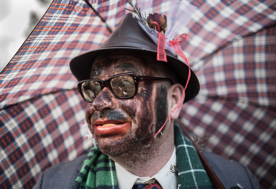 Creepy And Playful Days Of The Bus&oacute;