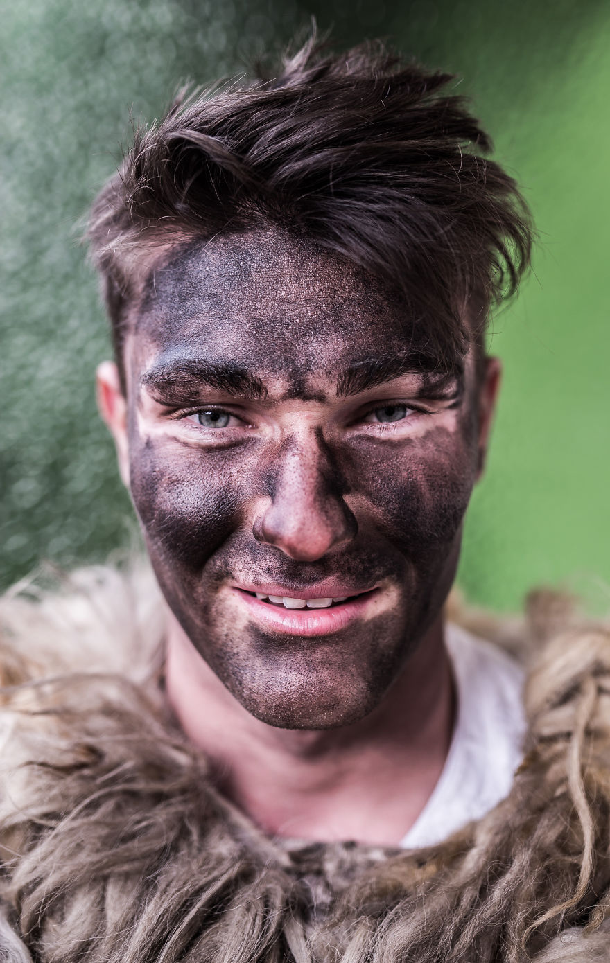 Creepy And Playful Days Of The Bus&oacute;