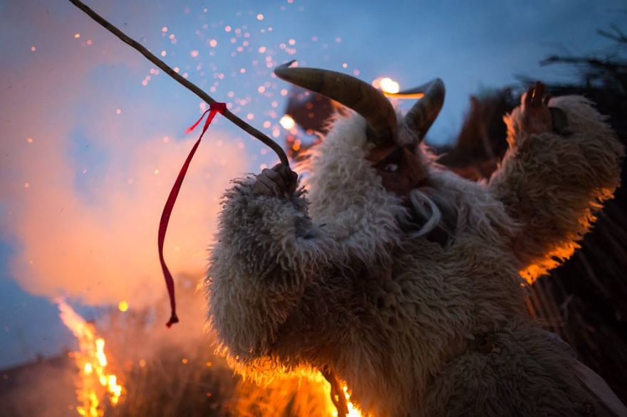 Creepy And Playful Days Of The Bus&oacute;