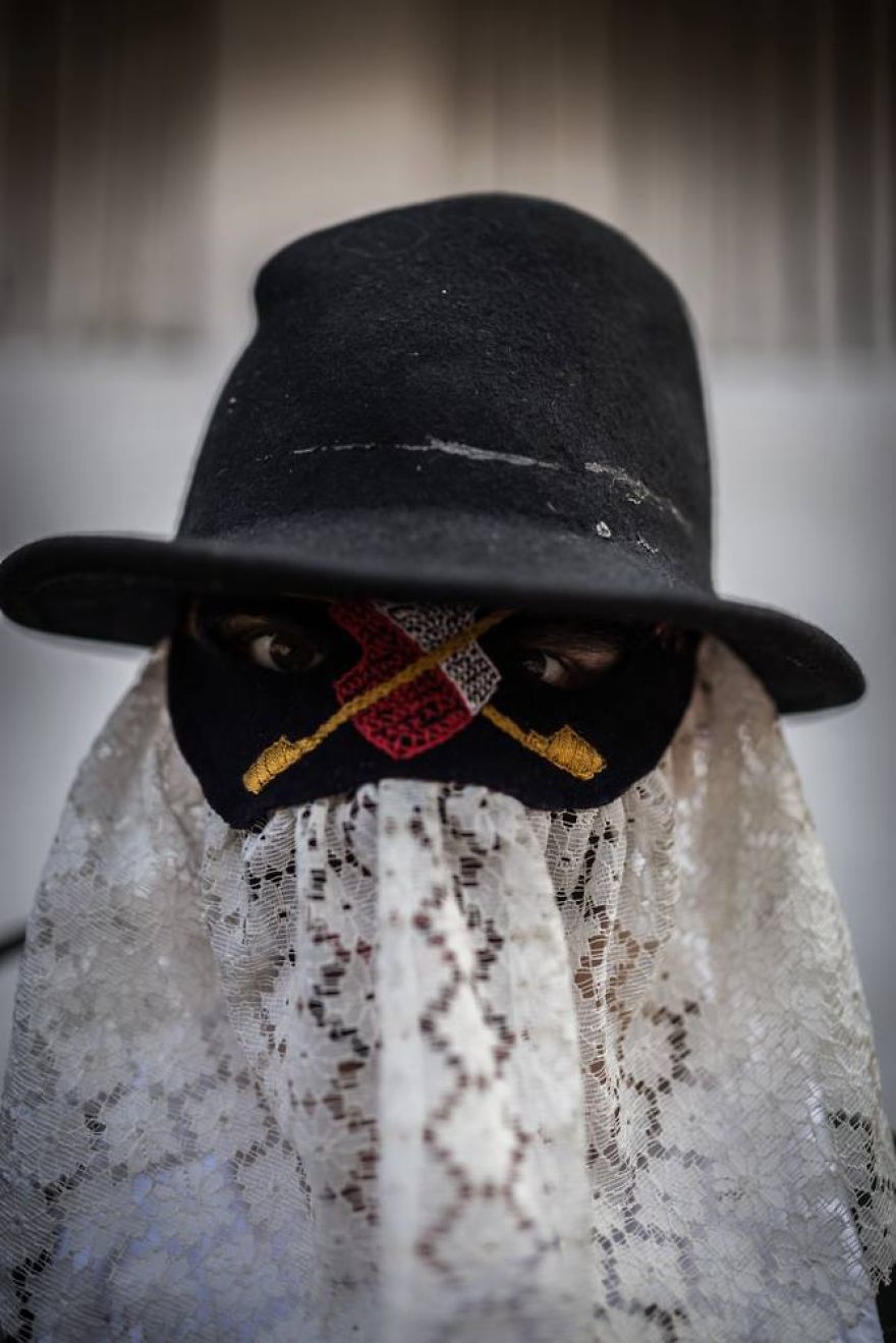 Creepy And Playful Days Of The Bus&oacute;