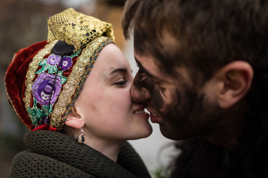 Creepy And Playful Days Of The Bus&oacute;