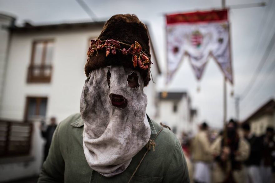 Creepy And Playful Days Of The Bus&oacute;