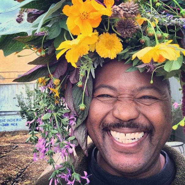 Flower Farmer Grows Smiles By Putting Flowers On Strangers’ Heads Flower Farmer Grows Smiles By Putting Flowers On Strangers’ Heads