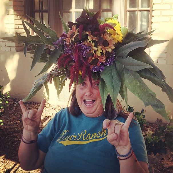 Flower Farmer Grows Smiles By Putting Flowers On Strangers’ Heads Flower Farmer Grows Smiles By Putting Flowers On Strangers’ Heads