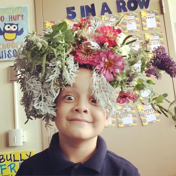 Flower Farmer Grows Smiles By Putting Flowers On Strangers’ Heads Flower Farmer Grows Smiles By Putting Flowers On Strangers’ Heads