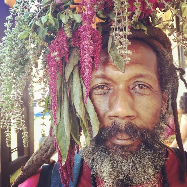 Flower Farmer Grows Smiles By Putting Flowers On Strangers’ Heads Flower Farmer Grows Smiles By Putting Flowers On Strangers’ Heads