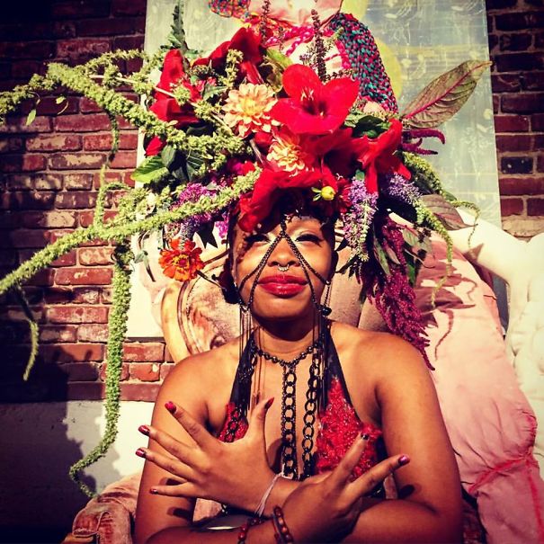 Flower Farmer Grows Smiles By Putting Flowers On Strangers’ Heads Flower Farmer Grows Smiles By Putting Flowers On Strangers’ Heads