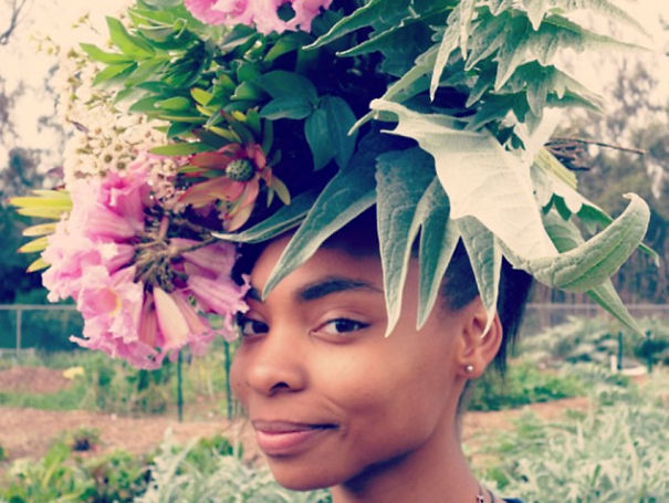 Flower Farmer Grows Smiles By Putting Flowers On Strangers’ Heads Flower Farmer Grows Smiles By Putting Flowers On Strangers’ Heads