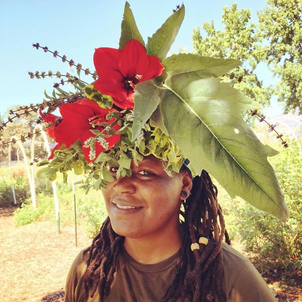 Flower Farmer Grows Smiles By Putting Flowers On Strangers’ Heads Flower Farmer Grows Smiles By Putting Flowers On Strangers’ Heads