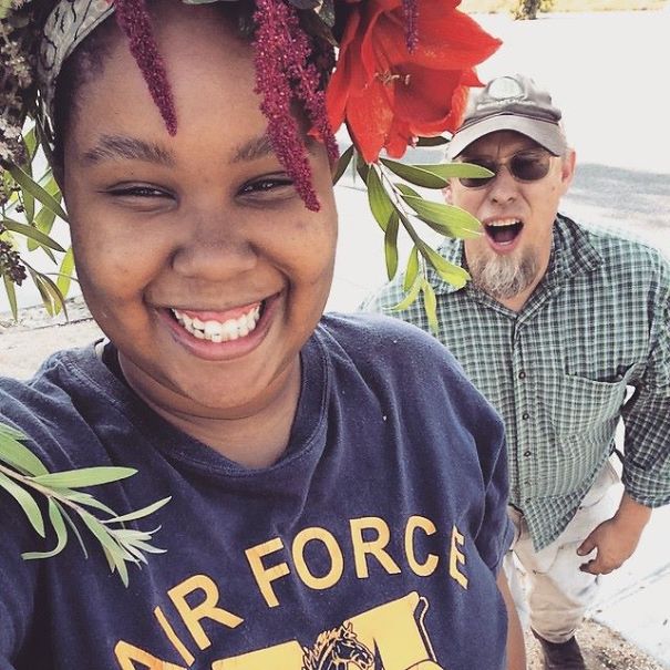 Flower Farmer Grows Smiles By Putting Flowers On Strangers’ Heads Flower Farmer Grows Smiles By Putting Flowers On Strangers’ Heads