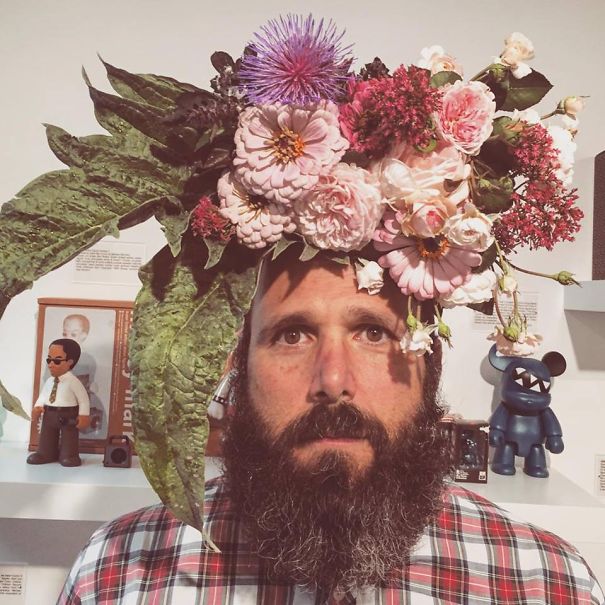 Flower Farmer Grows Smiles By Putting Flowers On Strangers’ Heads Flower Farmer Grows Smiles By Putting Flowers On Strangers’ Heads