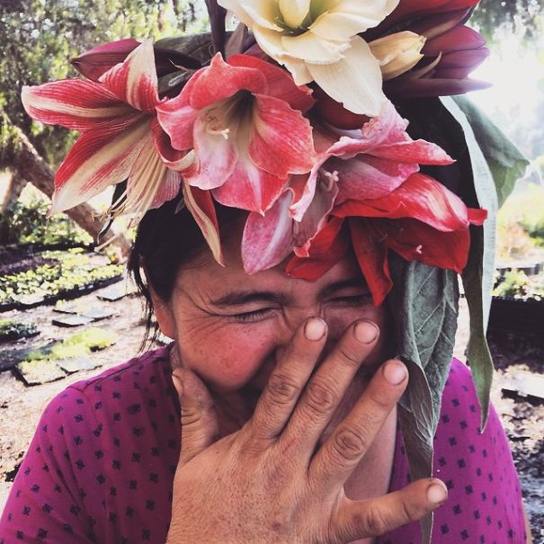 Flower Farmer Grows Smiles By Putting Flowers On Strangers’ Heads Flower Farmer Grows Smiles By Putting Flowers On Strangers’ Heads