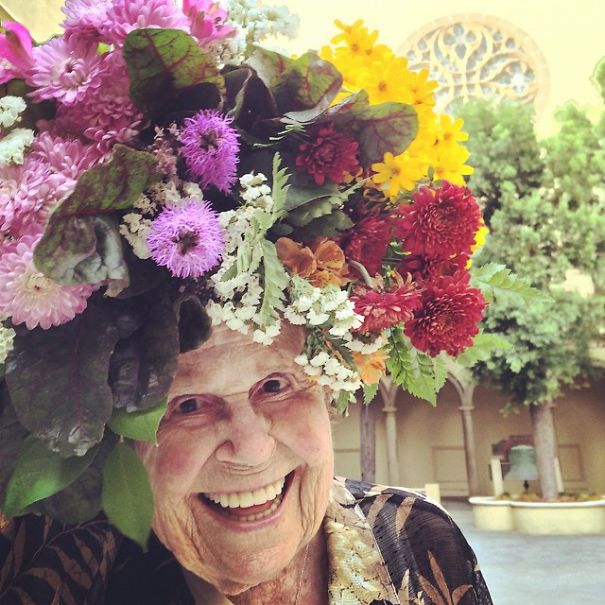 Flower Farmer Grows Smiles By Putting Flowers On Strangers’ Heads Flower Farmer Grows Smiles By Putting Flowers On Strangers’ Heads