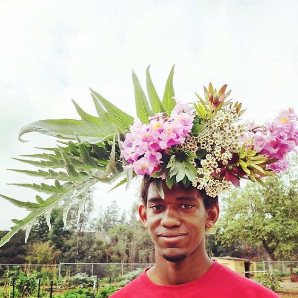 Flower Farmer Grows Smiles By Putting Flowers On Strangers’ Heads Flower Farmer Grows Smiles By Putting Flowers On Strangers’ Heads