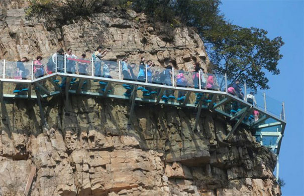 glass-bottomed-walkway-cracked-yuntai-mountain-henan-china-6 glass-bottomed-walkway-cracked-yuntai-mountain-henan-china-6