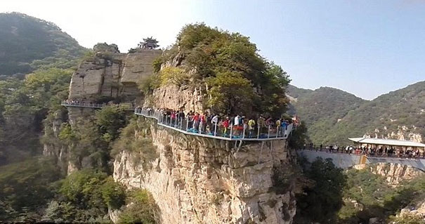 glass-bottomed-walkway-cracked-yuntai-mountain-henan-china-7